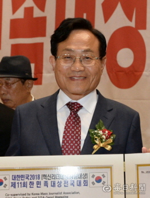 엄태한 봉화군수가 제 11회 한민족대상전국대회에서 대상을 수상했다. 마경대 기자