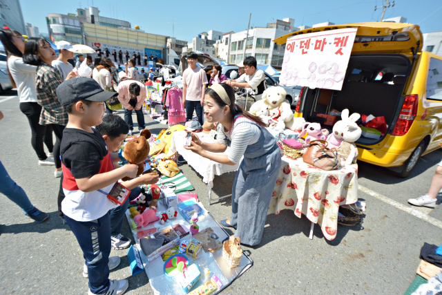 대구사랑시민운동에 참여하는 대구YWCA는 판매자 자동차 트렁크를 매대로 활용해 물건을 사고파는 