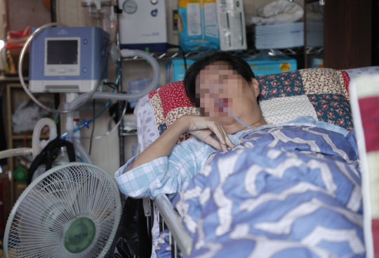 지적장애 1급에 지체장애 3급인 두 아들을 돌보는 안경미(62) 씨는 최근 뇌출혈로 쓰러져 오른쪽 팔다리가 마비되는 등 힘겨운 시간을 보내고 있다. 안 씨네 세 식구가 살고 있는 임대아파트는 12평에 불과해 집안에서 휠체어조차 쓸 수 없는 상태다.