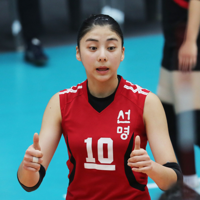 GS칼텍스의 지명을 받은 선명여고(경남) 박혜민이 15일 오전 전북 익산시 남성고체육관에서 열린 제천여고(충북)와의 전국체전 여고부 배구에서 동료를 격려하고 있다. 연합뉴스