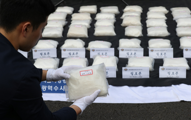 15일 오전 서울지방경찰청 주차장에 대량의 필로폰 등 압수품이 놓여 있다. 대만 조폭, 일본 야쿠자, 한국 마약상 등 3개국이 연루된 필로폰을 국내에 유통한 조직이 한국 경찰에 붙잡혔다. 이들이 한국에 들여온 필로폰은 112㎏으로 그간 검찰과 경찰 등 수사기관과 관세 당국이 적발한 마약 중 최대 규모라고 경찰은 설명했다. 서울지방경찰청 광역수사대는 마약류 관리에 관한 법률 위반 등 혐의로 대만인 A(25) 씨와 자금 운반책 일본인 B(32) 씨, 필로폰 운반책 한국인 C(63) 씨 등 6명을 구속했다고 이날 밝혔다. 연합뉴스