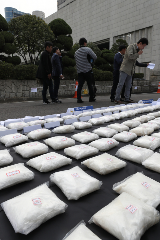 15일 오전 서울지방경찰청 주차장에 대량의 필로폰 등 압수품이 놓여 있다. 대만 조폭, 일본 야쿠자, 한국 마약상 등 3개국이 연루된 필로폰을 국내에 유통한 조직이 한국 경찰에 붙잡혔다. 이들이 한국에 들여온 필로폰은 112㎏으로 그간 검찰과 경찰 등 수사기관과 관세 당국이 적발한 마약 중 최대 규모라고 경찰은 설명했다. 서울지방경찰청 광역수사대는 마약류 관리에 관한 법률 위반 등 혐의로 대만인 A(25) 씨와 자금 운반책 일본인 B(32) 씨, 필로폰 운반책 한국인 C(63) 씨 등 6명을 구속했다고 이날 밝혔다. 연합뉴스