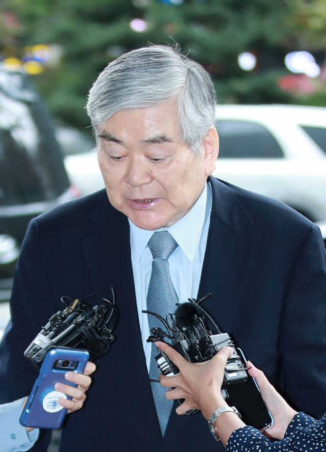 수백억원대 상속세 탈루와 비자금 조성 의혹을 받고 있는 조양호 한진그룹 회장이 20일 오전 서울 양천구 남부지방검찰청에 피의자 신분으로 재소환돼 검찰 청사로 들어서고 있다. 연합뉴스