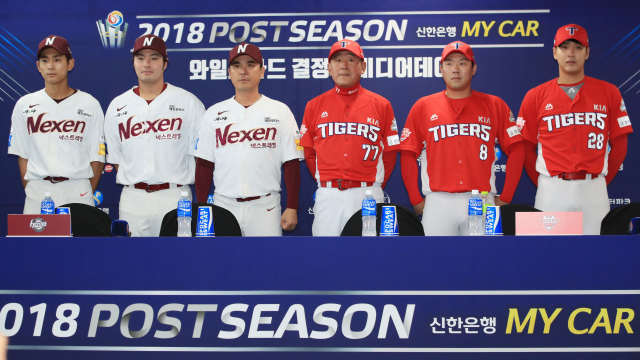 15일 오후 고척 스카이돔 2층에서 열린 2018 신한은행 마이카 KBO 와일드카드 결정전 미디어데이에서 참석자들이 포즈를 취하고 있다. 왼쪽부터 넥센 히어로즈 이정후, 박병호, 장정석 감독, KIA 타이거즈의 김기태 감독, 안치홍, 김윤동. 연합뉴스