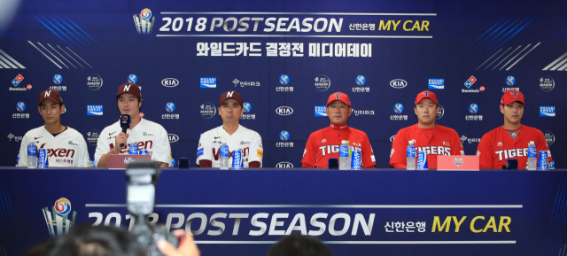 15일 오후 고척 스카이돔 2층에서 열린 2018 신한은행 마이카 KBO 와일드카드 결정전 미디어데이에서 넥센 히어로즈의 박병호가 인사말을 하고 있다. 연합뉴스