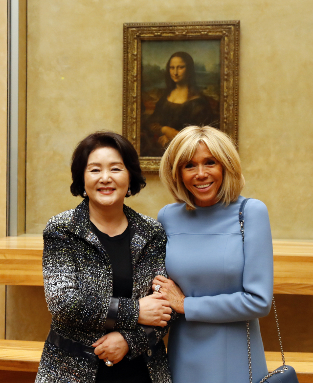 문재인 대통령 부인 김정숙 여사가 에마뉘엘 마크롱 대통령의 부인인 브리지트 마크롱 여사와 프랑스 파리 루브르 박물관을 방문, 모나리자 앞에서 기념촬영을 하고 있다. 연합뉴스