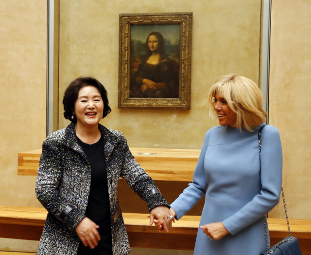 문재인 대통령 부인 김정숙 여사가 15일 오전 (현지시간) 에마뉘엘 마크롱 대통령의 부인인 브리지트 마크롱 여사와 프랑스 파리 루브르 박물관을 방문, 모나리자 앞에서 기념촬영을 하고 있다. 연합뉴스