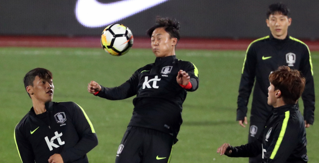 한국 축구대표팀 이승우가 파나마와의 평가전을 하루 앞둔 15일 오후 충남 천안종합운동장에서 훈련 도중 힘차게 뛰어 헤딩하고 있다. 연합뉴스