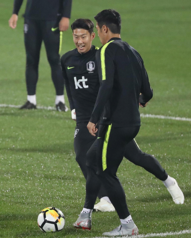 한국 축구대표팀 손흥민이 파나마와의 평가전을 하루 앞둔 15일 오후 충남 천안종합운동장에서 공을 빼앗기 위해 달리고 있다. 연합뉴스