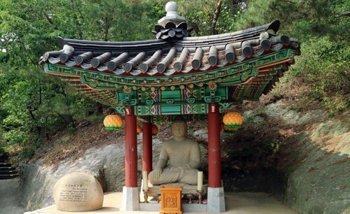 청와대 경내 대통령 관저 뒤편에 있는 석불좌상이 지난 4월 보물로 승격됐다. 지정 명칭은 경주 방형대좌 석조여래좌상이다. 자료사진 연합뉴스