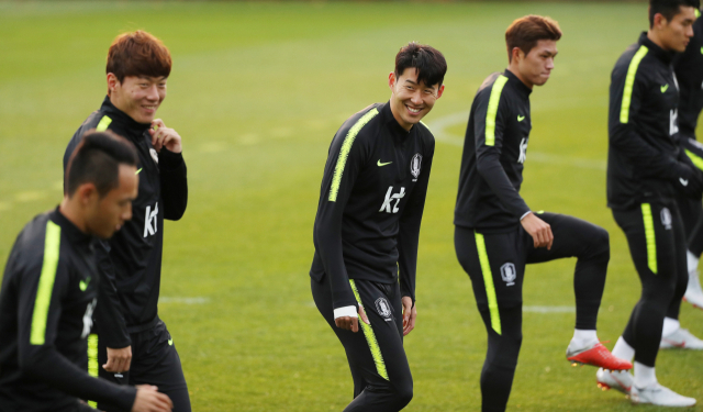 14일 오후 파주 국가대표트레이닝센터(NFC)에서 오는 16일 파나마와의 평가전을 앞둔 축구 국가대표팀의 손흥민 등 선수들이 몸을 풀고 있다. 연합뉴스