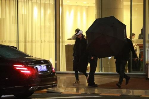 이중계약 파문으로 중국 당국의 조사를 받고서 거액의 세금과 벌금을 납부한 것으로 알려진 톱스타 판빙빙(范冰冰)이 135일 만에 모습을 드러냈다. 대만 싼리 뉴스채널은 중국 매체를 인용해 지난 15일 저녁 베이징 서우두 공항 정문을 나서는 판빙빙의 모습이 포착됐다며 당시 매우 수척한 모습으로 내내 무표정했다고 16일 보도했다. 연합뉴스