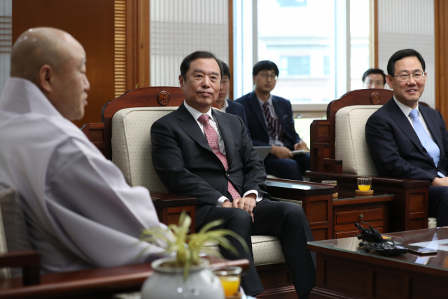16일 서울 종로구 조계사를 예방한 자유한국당 김병준 비대위원장과 주호영 의원이 조계종 총무원장 원행 스님과 면담을 하고 있다. 연합뉴스