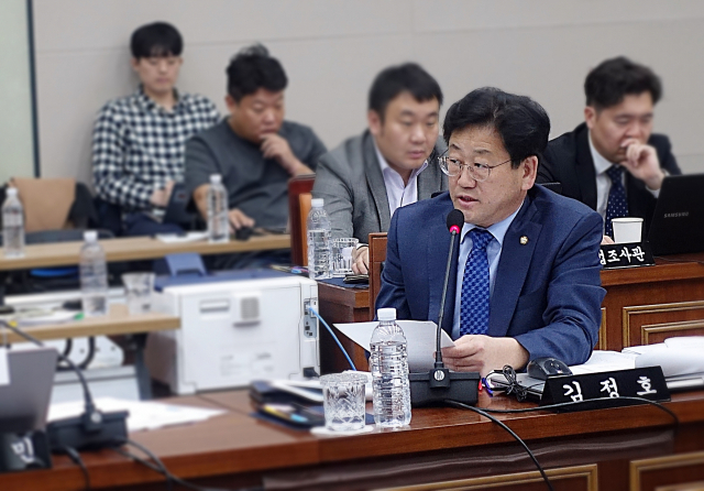 국회 상임위원회에서 질의하는 김정호 더불어민주당 국회의원