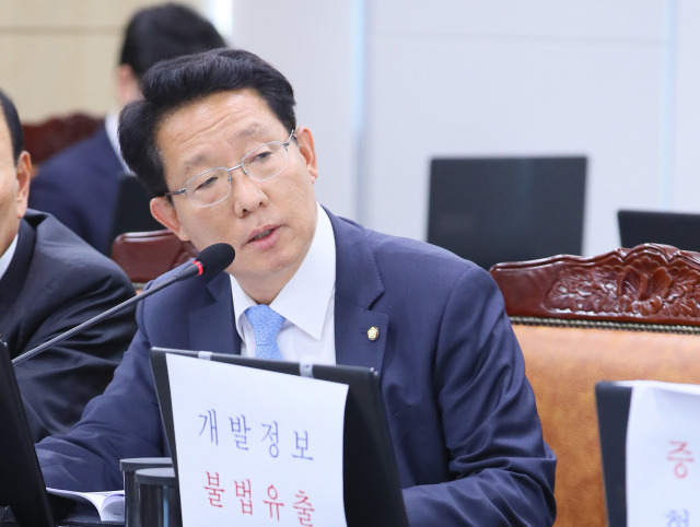 김상훈 자유한국당 의원이 지난해 국정감사 당시 국토교통부 장관을 상대로 질의를 벌이고 있다.연합뉴스=자료사진