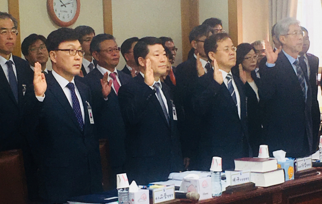 16일 열린 국회 법제사법위원회 국정감사에서 사공영진 대구고법원장(왼쪽부터), 김찬돈 대구지법원장, 박민수 대구가정법원장이 증인선서를 하고 있다. 구민수 기자