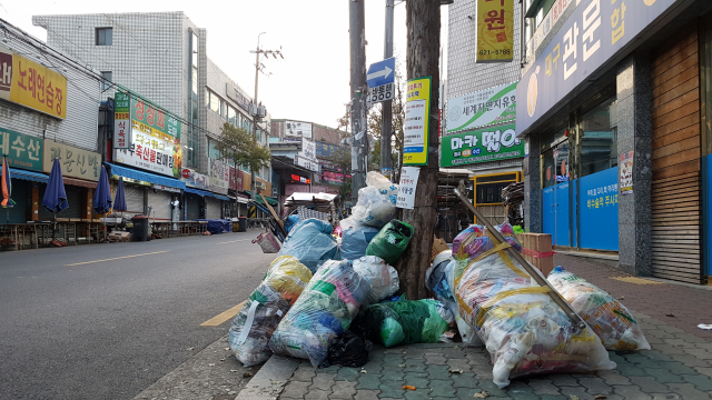 대구 남구청 용역 환경미화원들이 준법근무를 시작한지 일주일째인 지난 15일, 남구 대명동의 한 도롯가에 수거되지 못한 쓰레기들이 쌓여있다.