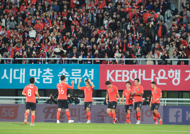 16일 오후 천안종합운동장에서 열린 축구대표팀 평가전 대한민국 대 파나마의 경기. 골을 넣은 황인범이 동료들과 기쁨을 나누고 있다. 연합뉴스