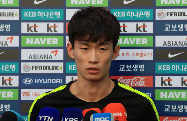 한국 축구대표팀 김문환이 4일 오후 파주 축구대표팀트레이닝센터에서 훈련에 앞서 취재진과 인터뷰를 하고 있다. 연합뉴스