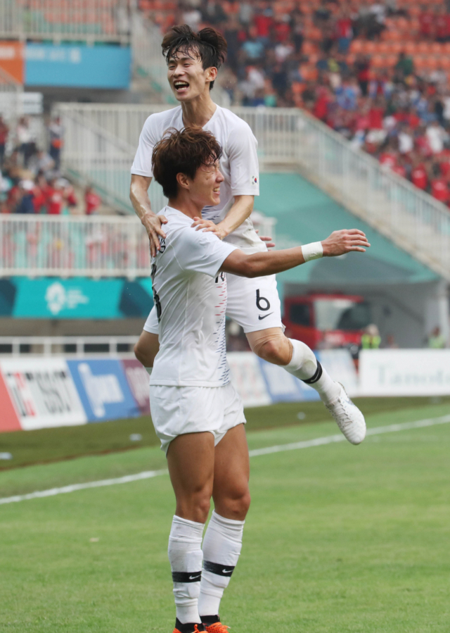29일 오후(현지시간) 인도네시아 자와바랏주 보고르 치비농의 파칸사리 스타디움에서 열린 2018 자카르타·팔렘방 아시안게임 남자축구 준결승 한국과 베트남의 경기. 황의조가 두 번째 골을 성공한 뒤 김문환과 환호하고 있다. 연합뉴스