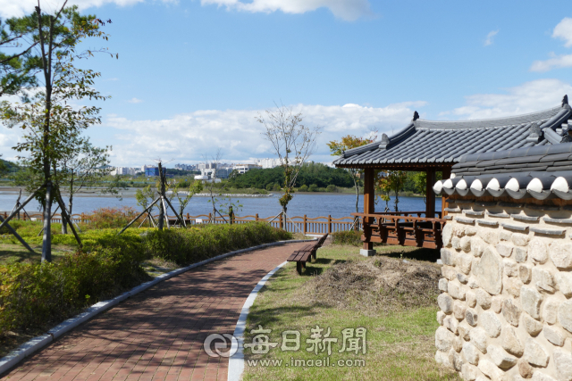 경북도청 신도시는 보행자와 자전거, 차량을 완벽 분리하는 녹색교통시스템을 적용해 쾌적한 정주여건을 조성했다. 장애물이 없는 보행로는 다양한 문화시설과 자연스럽게 연결된다. 김영진 기자
