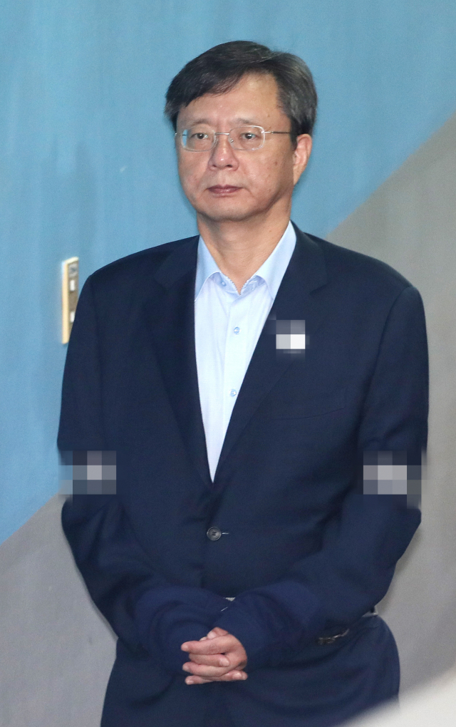 국정농단을 묵인한 혐의로 기소된 우병우 전 청와대 민정수석이 13일 오후 서울 서초구 서울고법에서 열린 2심 속행 공판에 출석하기 위해 호송차에서 내려 법정으로 향하고 있다. 연합뉴스