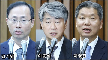 국회는 17일 본회의를 열어 국회 몫 헌법재판관 후보자 3명의 선출안을 의결했다. 교섭단체 여야 3개 정당이 각각 추천한 김기영, 이종석(자유한국당), 이영진(바른미래당) 헌법재판관 후보자의 선출안은 표결 결과 모두 가결됐다. 연합뉴스