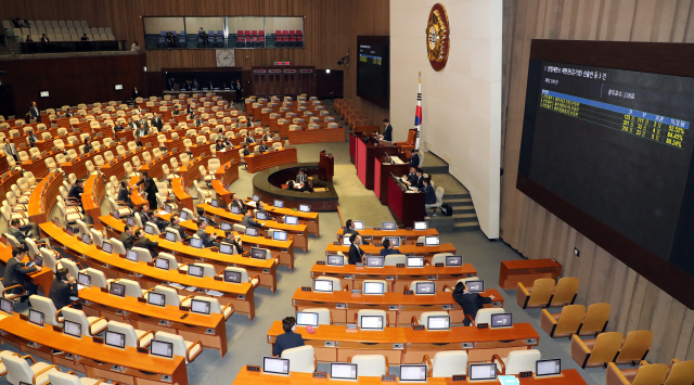 17일 국회에서 열린 본회의에서 김기영, 이종석, 이영진 헌법재판소 재판관 선출안이 가결되고 있다. 연합뉴스