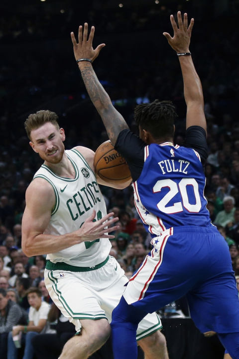 17일(한국시각) 미국 매사추세츠 주 보스턴의 TD 가든에서 열린 2018-2019 NBA 정규리그 경기 전반에 보스턴 셀틱의 고든 헤이워드(왼쪽)가 필라델피아 세븐티식서스의 마켈레 펄츠로부터 수비를 당하고 있다. 보스턴은 이날 필라델피아를 105대87로 제압, 개막전을 승리로 장식했다. 연합뉴스