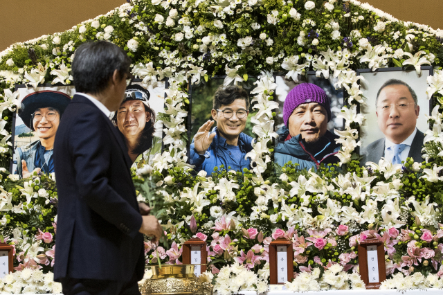 17일 서울시립대 대강당에 설치된 2018 코리안웨이 구르자히말 원정대 산악인 합동분향소에서 조문객들이 고인들을 기리고 있다. 연합뉴스