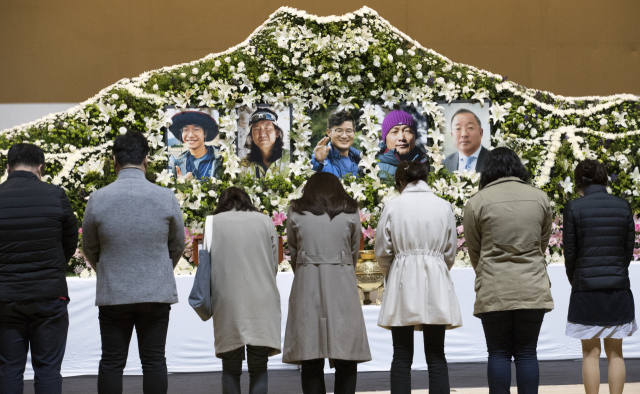 17일 서울시립대 대강당에 설치된 2018 코리안웨이 구르자히말 원정대 산악인 합동분향소에서 조문객들이 헌화 후 묵념하고 있다. 연합뉴스