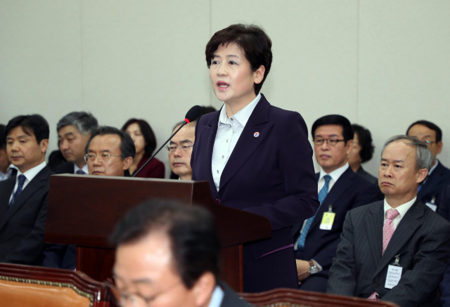 17일 국회 본청에서 열린 대전광역시교육청, 대구광역시교육청, 강원도교육청, 경상북도교육청, 충청남도교육청, 충청북도교육청을 대상으로 한 국회 교육위원회 국정감사에서 강은희 대구광역시 교육감이 업무보고를 하고 있다. 연합뉴스