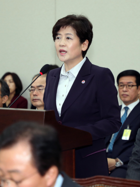 대구 중부경찰서는 13일 강은희 대구시교육감을 지방교육자치법 위반 혐의로 검찰에 송치했다. 강 교육감은 선거 홍보물 등에 특정 정당 이력을 표시한 혐의를 받고 있다. 매일신문 DB,