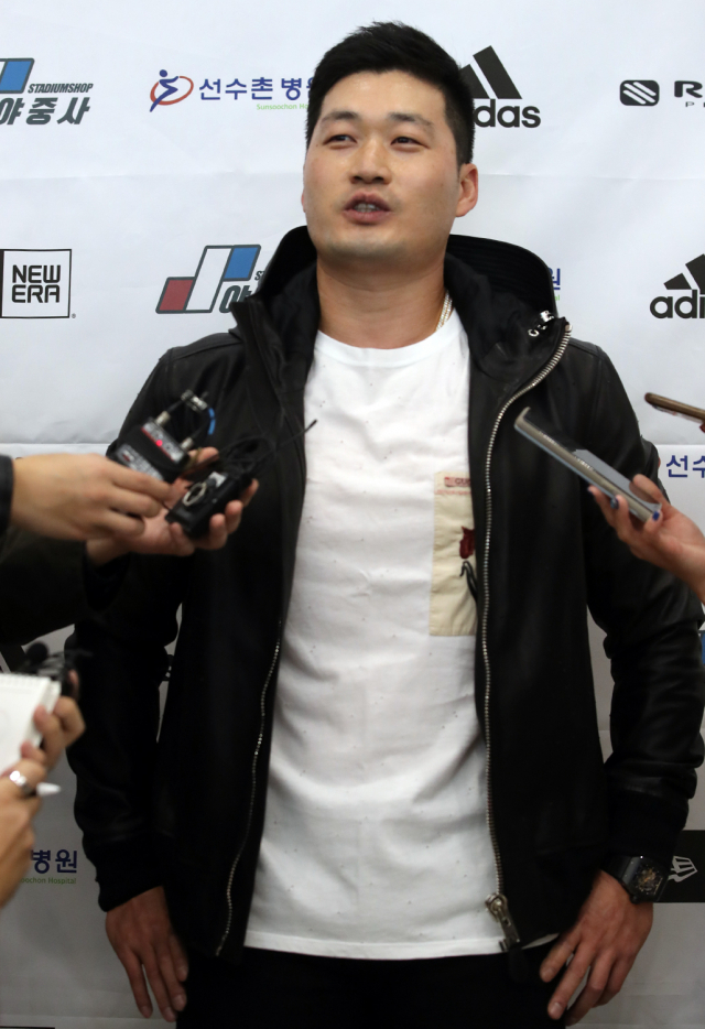 미국프로야구 메이저리그 콜로라도 로키스의 불펜 투수 오승환이 17일 오후 인천국제공항을 통해 귀국한 뒤 취재진의 질문에 답하고 있다. 연합뉴스