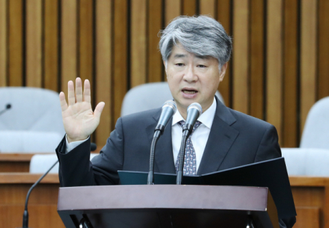 국회가 17일 연 본회의에서 자유한국당이 추천한 이종석 헌법재판관 후보자의 선출안이 연기식 투표 결과 가결됐다. 사진은 지난 9월 17일 국회에서 열린 인사청문회에서 이종석 재판관 내정자 모습. 연합뉴스