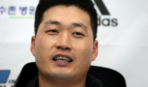 미국프로야구 메이저리그 콜로라도 로키스의 불펜 투수 오승환이 17일 오후 인천국제공항을 통해 귀국한 뒤 취재진의 질문에 답하고 있다. 연합뉴스