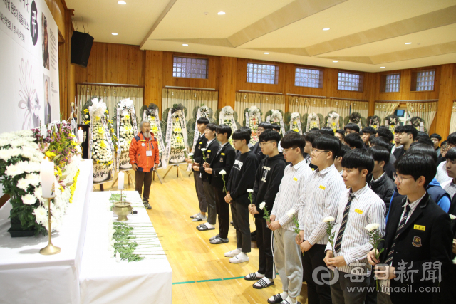 고 김창호 대장의 모교인 영주 제일고 학생들이 합동분향소를 찾아 조문하고 있다. 윤영민 기자