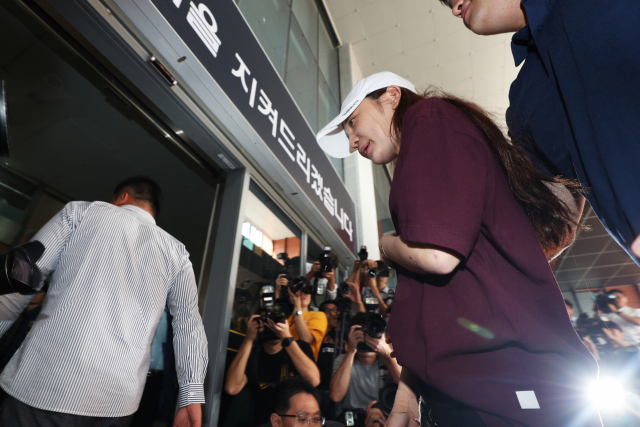 전 남자친구와 폭행여부를 두고 공방을 벌이고 있는 아이돌 그룹 카라 출신인 구하라(27)가 18일 오후 서울 강남경찰서에 출석하고 있다. 구 씨는 지난 13일 새벽 전 남자친구 A씨 폭행 논란에 대해 쌍방폭행을 주장하고 있다. 연합뉴스