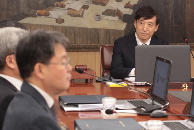 이주열 한국은행 총재가 18일 서울 중구 한국은행에서 금융통화위원회를 주재하고 있다. 연합뉴스