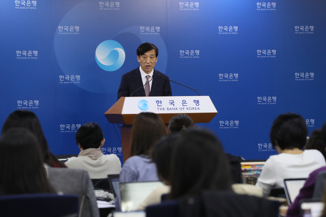 이주열 한국은행 총재가 18일 오전 서울 중구 한국은행 브리핑실에서 금융통화위원회 통화정책방향 관련 브리핑을 하고 있다. 연합뉴스