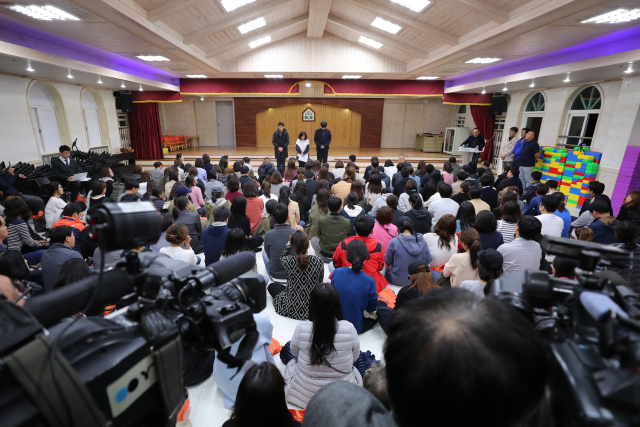 교비를 숙박업소, 성인용품점에서 쓰거나 아파트 관리비와 노래방비용 등으로 내는 등 약 7억원을 부당하게 사용한 것으로 조사된 동탄 환희유치원의 전 원장 A씨와 운영에 참여한 두 아들이 17일 오후 경기도 화성시 동탄 환희유치원 강당에서 학부모들 앞에 서서 사과하고 있다. A씨는 지난해 7월 교육청으로부터 파면 조치를 받았지만 이후 총괄부장으로 지내며 원장을 공석으로 두고 사실살 유치원을 운영해온 것으로 밝혀졌다. 연합뉴스