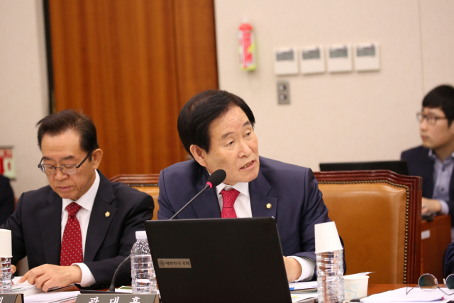 곽대훈 자유한국당 국회의원이 18일 국회에서 열린 산업통상자원중소벤처기업위원회의 한국수력원자력 등에 대한 국정감사에서 정재훈 한국수력원자력 사장에게 질의하고 있다. 곽 의원은 이 자리에서