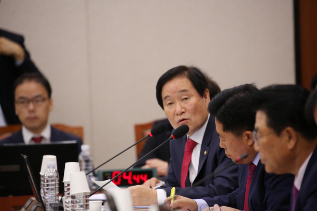 곽대훈 자유한국당 국회의원이 18일 국회에서 열린 산업통상자원중소벤처기업위원회의 한국수력원자력 등에 대한 국정감사에서 정재훈 한국수력원자력 사장에게 질의하고 있다. 곽 의원은 이 자리에서