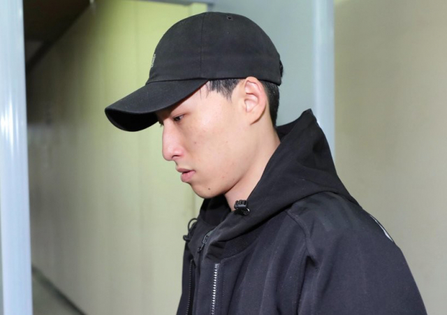 성희롱성 가사로 여성 가수를 모욕한 혐의를 받는 래퍼 블랙넛(김대웅)이 15일 오전 서초구 서울중앙지방법원에서 열린 첫 공판에 출석하기 위해 법정으로 향하고 있다. 연합뉴스