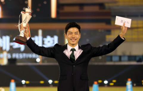 제99회 전국체육대회에서 생애 첫 최우수선수(MVP)로 선정된 박태건(27·강원도청)이 18일 전국체전 폐막식에서 트로피를 들고 환하게 웃고 있다. 연합뉴스
