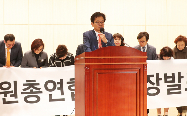 16일 오후 경기도 수원시 경기도경제과학진흥원에서 열린 한국유치원총연합회 비상대책위원회 기자회견에서 이덕선 비대위원장이 취재진 질문에 답하고 있다. 연합뉴스