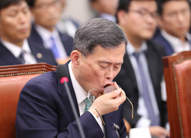 정재훈 한국수력원자력 사장이 18일 오후 국회에서 열린 산업통상자원중소벤처기업위원회의 한국수력원자력 등에 대한 국정감사에서 안경을 닦고 있다. 연합뉴스