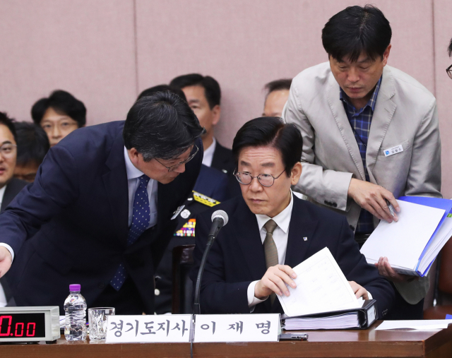 이재명 경기도지사가 19일 오전 경기도 수원시 팔달구 경기도청에서 열린 국회 행정안전위원회의 경기도에 대한 국정감사에서 관계자들과 이야기를 나누고 있다. 연합뉴스