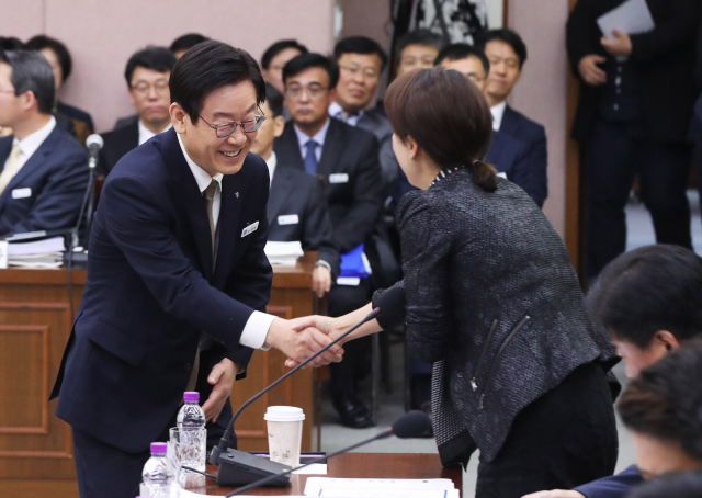 이재명 경기도지사가 19일 오전 경기도 수원시 팔달구 경기도청에서 열린 국회 행정안전위원회의 경기도에 대한 국정감사에서 더불어민주당 이재정 의원과 악수를 하고 있다. 연합뉴스