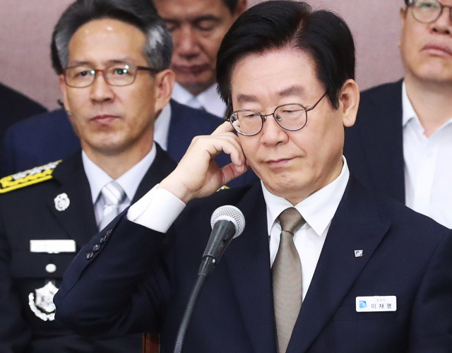 이재명 경기도지사가 19일 오전 경기도 수원시 팔달구 경기도청에서 열린 국회 행정안전위원회의 경기도에 대한 국정감사에서 귀를 만지고 있다. 연합뉴스